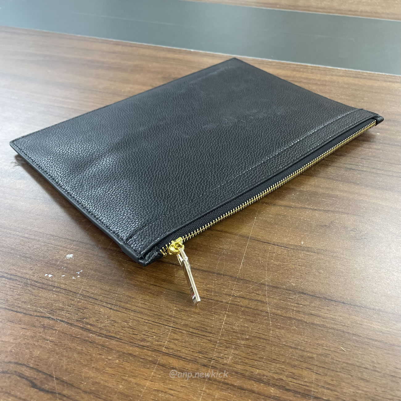 Thom Browne Logo Stamp Leather Document Holder (4) - www.newkick.vip Thom Browne Logo Stamp Leather Document Holder (4) - www.newkick.vip