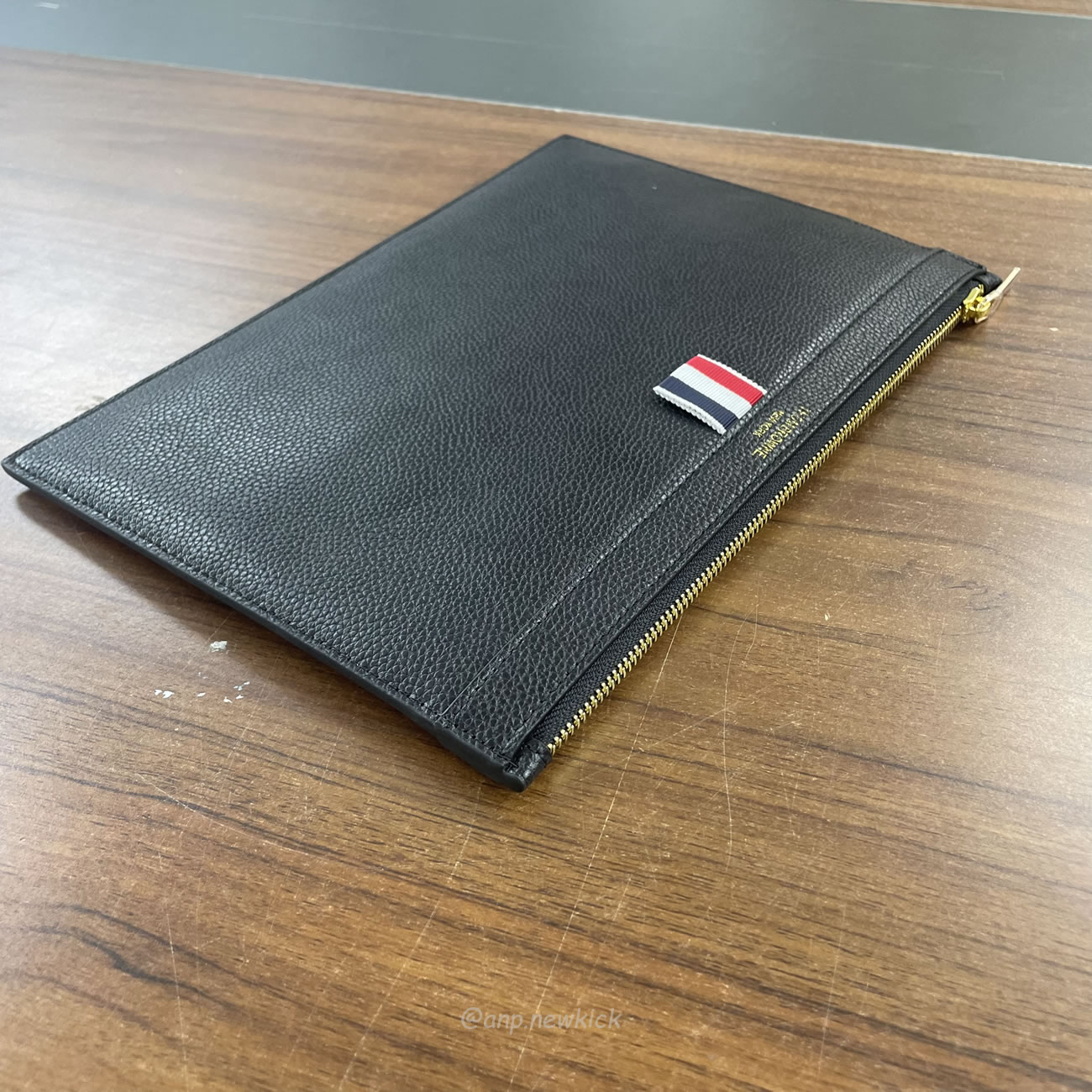 Thom Browne Logo Stamp Leather Document Holder (5) - www.newkick.vip Thom Browne Logo Stamp Leather Document Holder (5) - www.newkick.vip