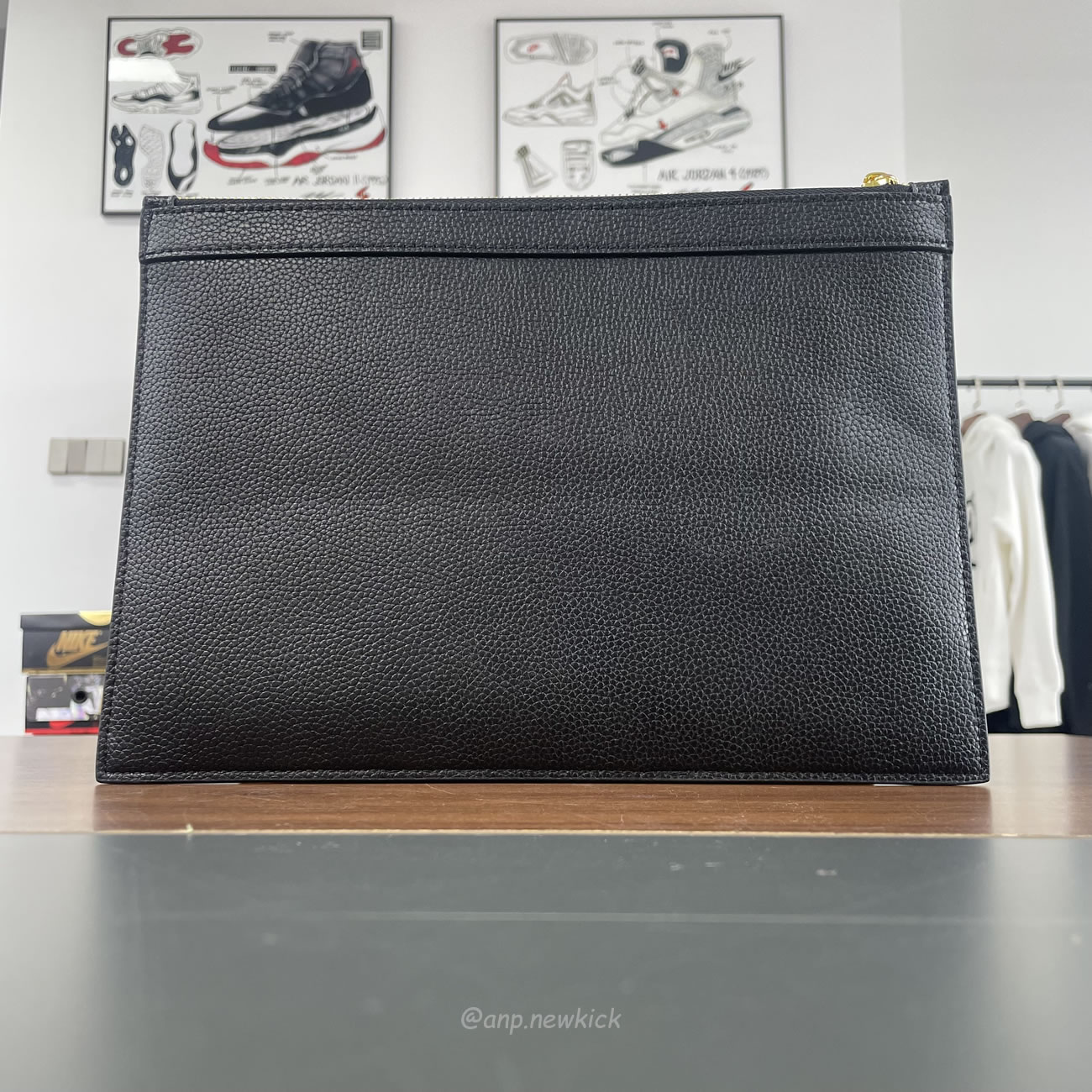 Thom Browne Logo Stamp Leather Document Holder (6) - www.newkick.vip Thom Browne Logo Stamp Leather Document Holder (6) - www.newkick.vip