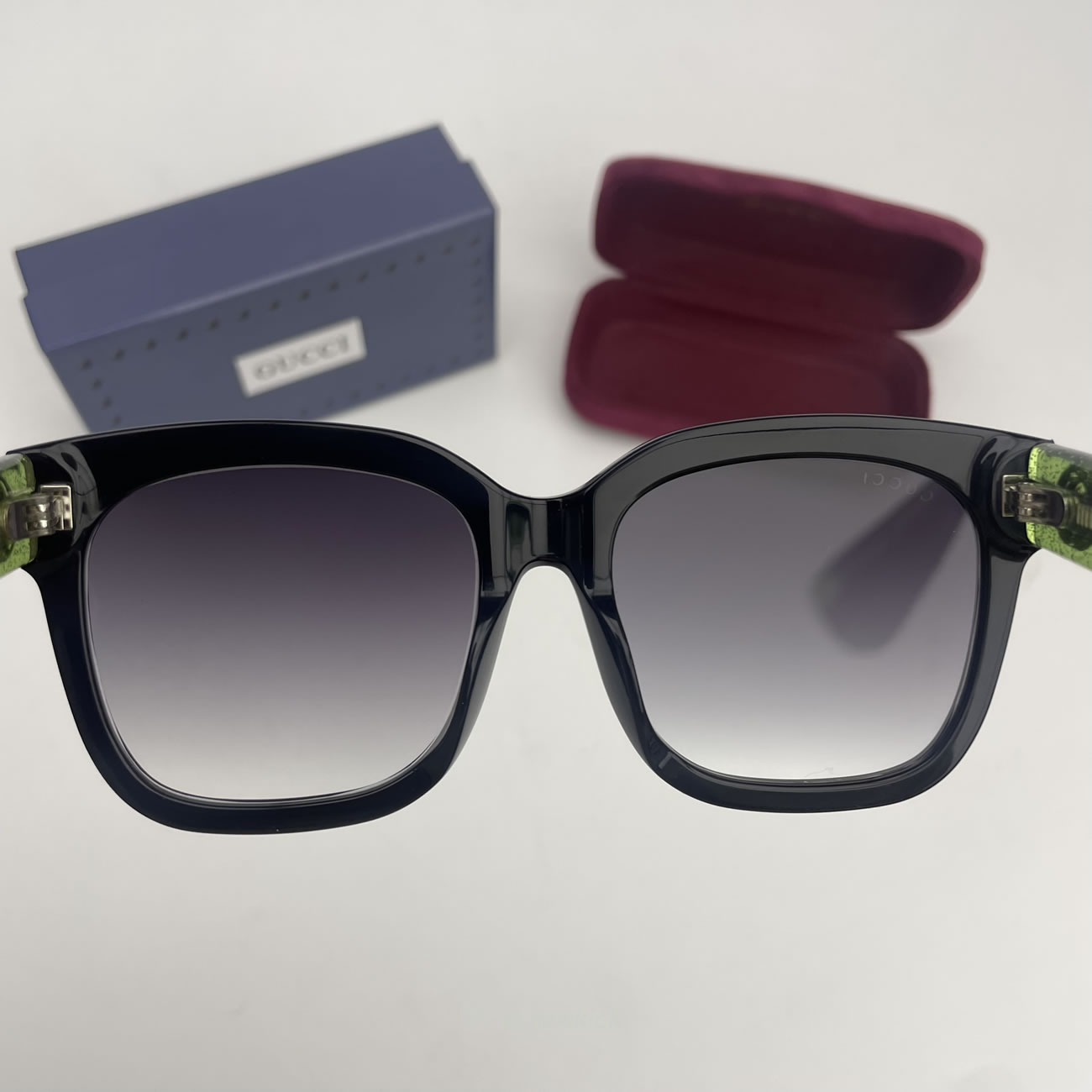 Gucci Glittered Oversized Rectangular Universal Fit Sunglasses Black Green Red (4) - www.newkick.vip