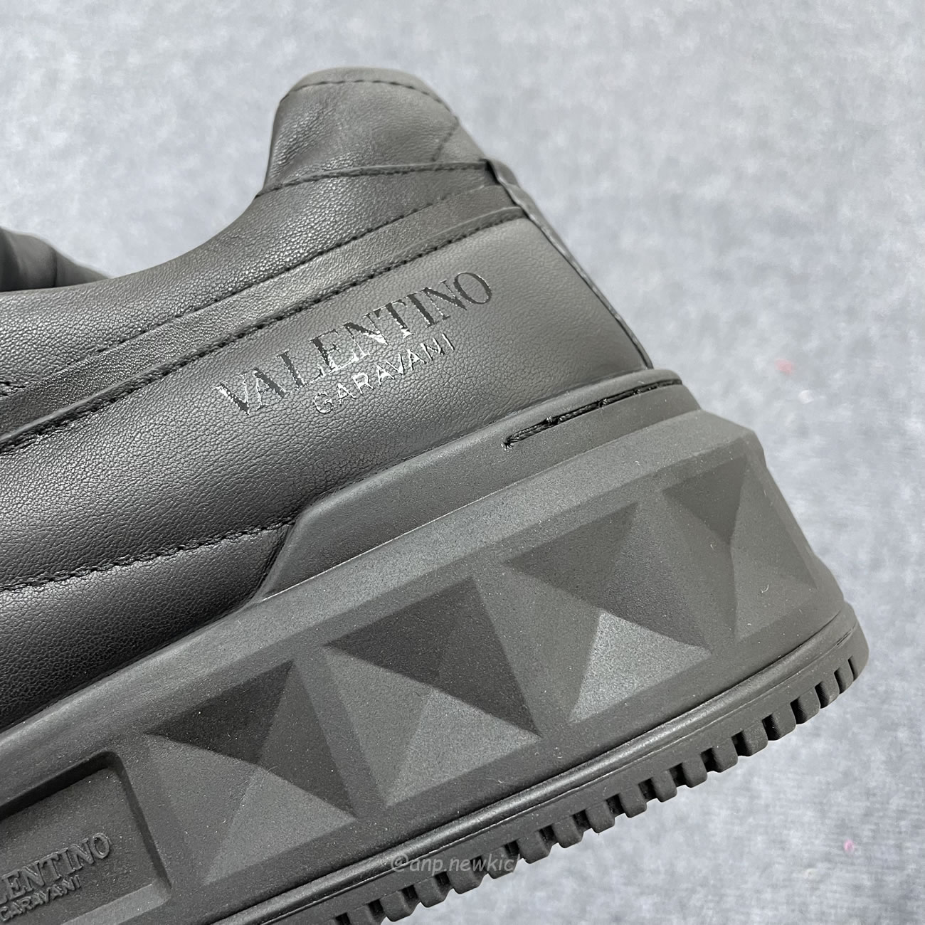 Valentino Garavani One Stud Mens Sneakers (8) - www.newkick.vip