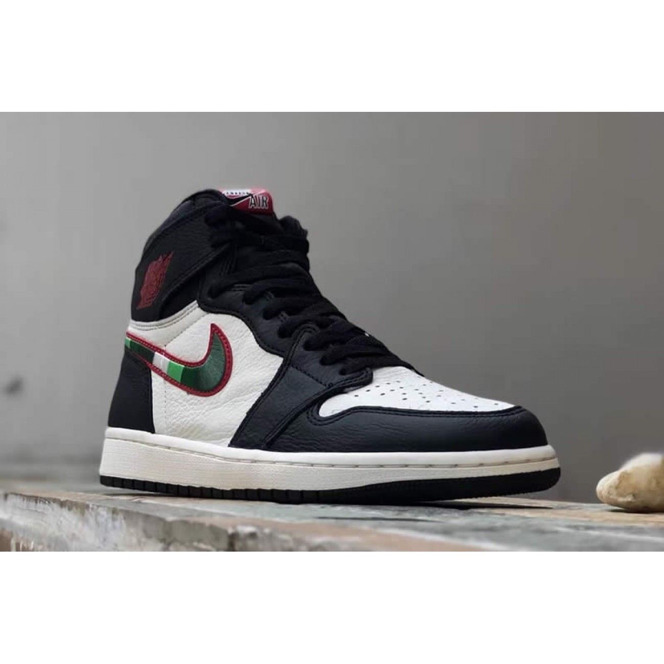 Air Jordan 1 Retro High OG "Sports Illustrated" Black White 555088-015