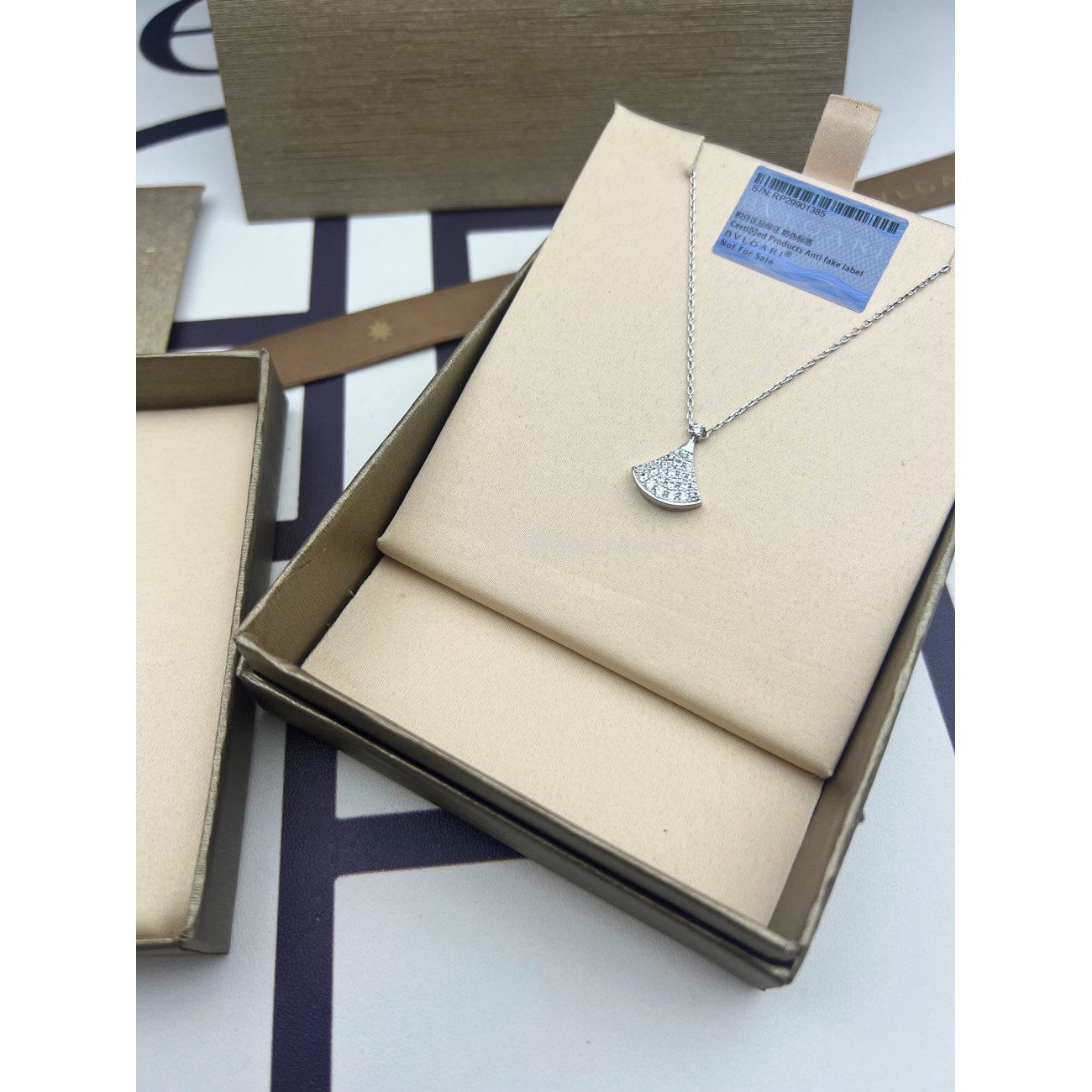 Bulgari mini dress full of diamonds, small necklace