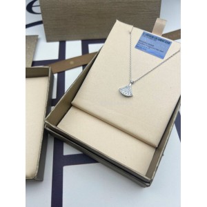 Bulgari mini dress full of diamonds, small necklace