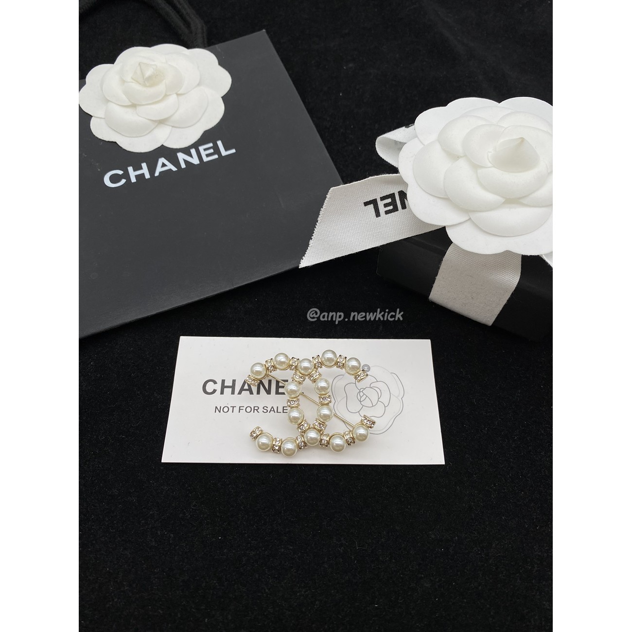 Chanel Glass Pearl CC Gold Brooch